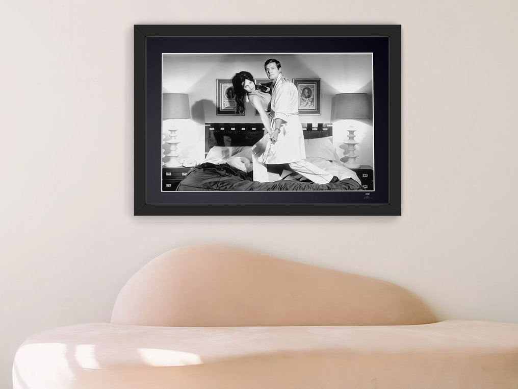 Roger Moore & Madeline Smith  "James Bond 007 Live and Let Die "  1973 - Fine Art Photography - Luxury Wooden Frame 70X50 cm - Limited Edition 01 of 30 - Serial 20305 - Original Certificate (COA), Hologram - 100% New. Shipping Reduction from 3 items #2.1