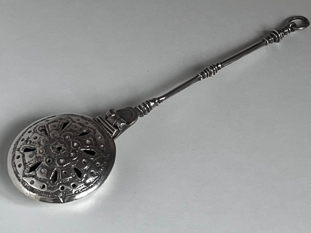 Figura in miniatura - 17e eeuwse miniatuur zilveren beddenpan - Argento #2.1