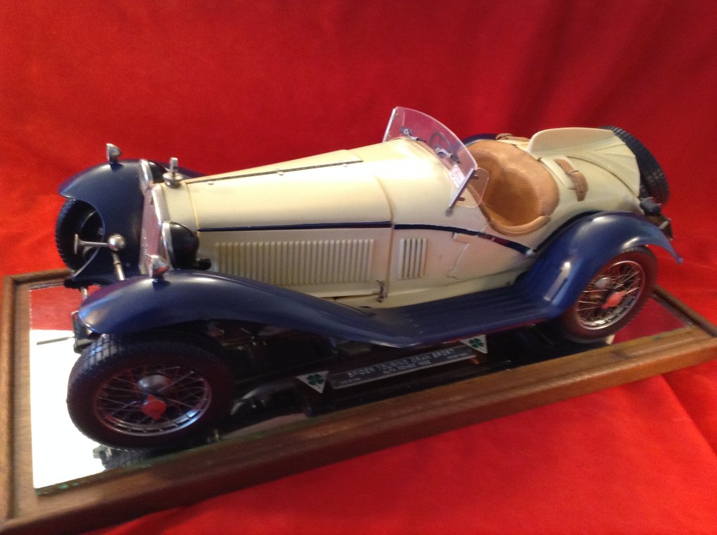 Pocher 1:8 - Model sports car - Alfa Romeo 8C 2300 Spider Touring Gran Sport 1932 - Factory built in factory base and case - complete - rare. #3.2