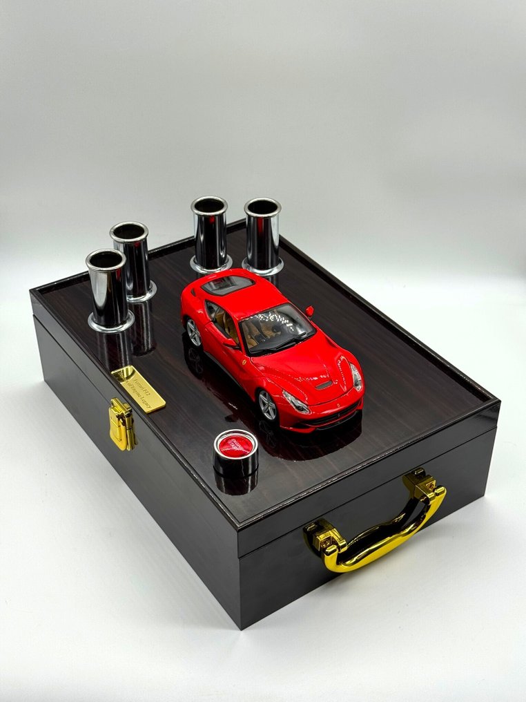 1:24 - Modelsportsvogn - Ferrari F12 Berlinetta Pure Sound – Professionally Recorded & Integrated into a Model Display - Begrænset Udgave – Autentiske 32-bit Ferrari F140FC 6.3L V12 optagelser – Individuelt nummereret #1.0