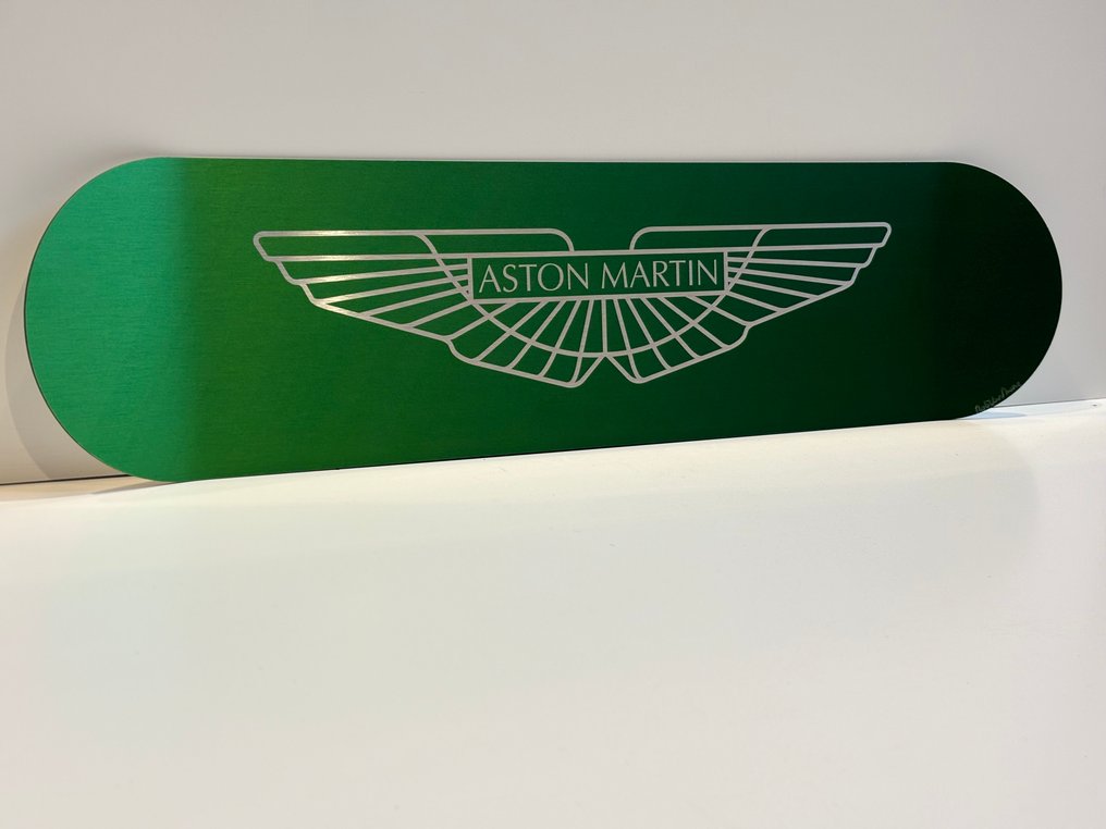 Beever Deco Art - Aston Martin goes skating! #2.1