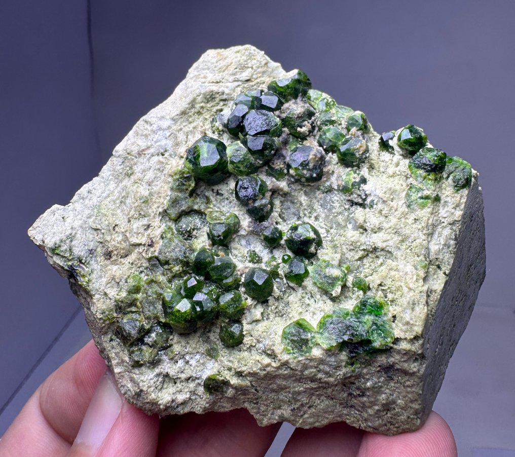 哇！绿德曼托伊石榴石 水晶矩晶体 - 高度: 65 mm - 宽度: 62 mm- 302 g - (1) #1.0