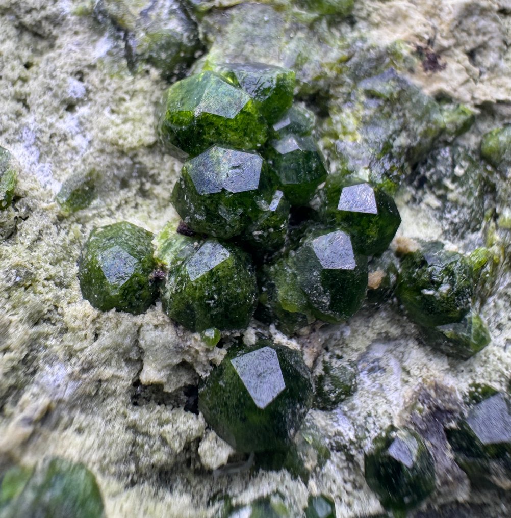 哇！绿德曼托伊石榴石 水晶矩晶体 - 高度: 65 mm - 宽度: 62 mm- 302 g - (1) #3.2