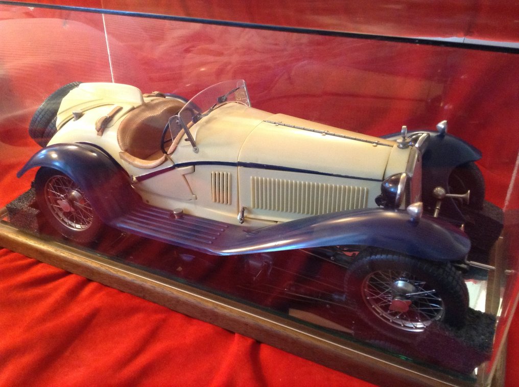 Pocher 1:8 - Model sports car - Alfa Romeo 8C 2300 Spider Touring Gran Sport 1932 - Factory built in factory base and case - complete - rare. #2.1