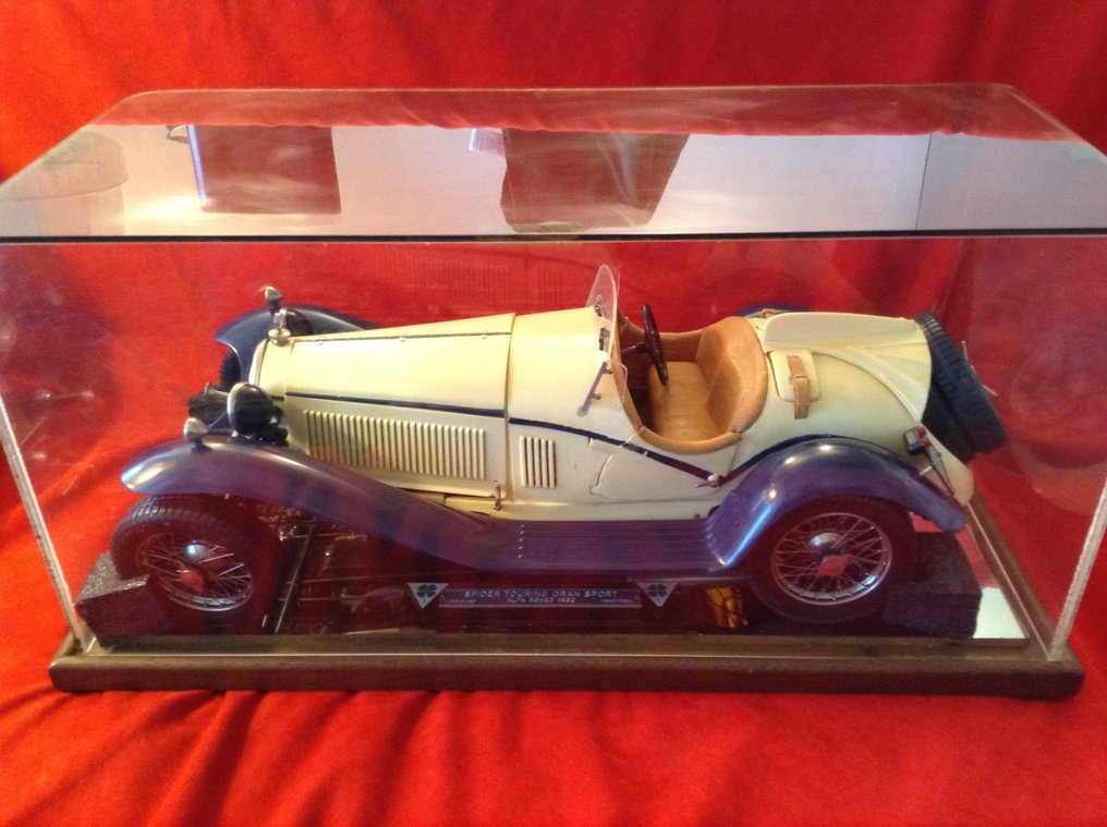 Pocher 1:8 - Model sports car - Alfa Romeo 8C 2300 Spider Touring Gran Sport 1932 - Factory built in factory base and case - complete - rare. #1.0