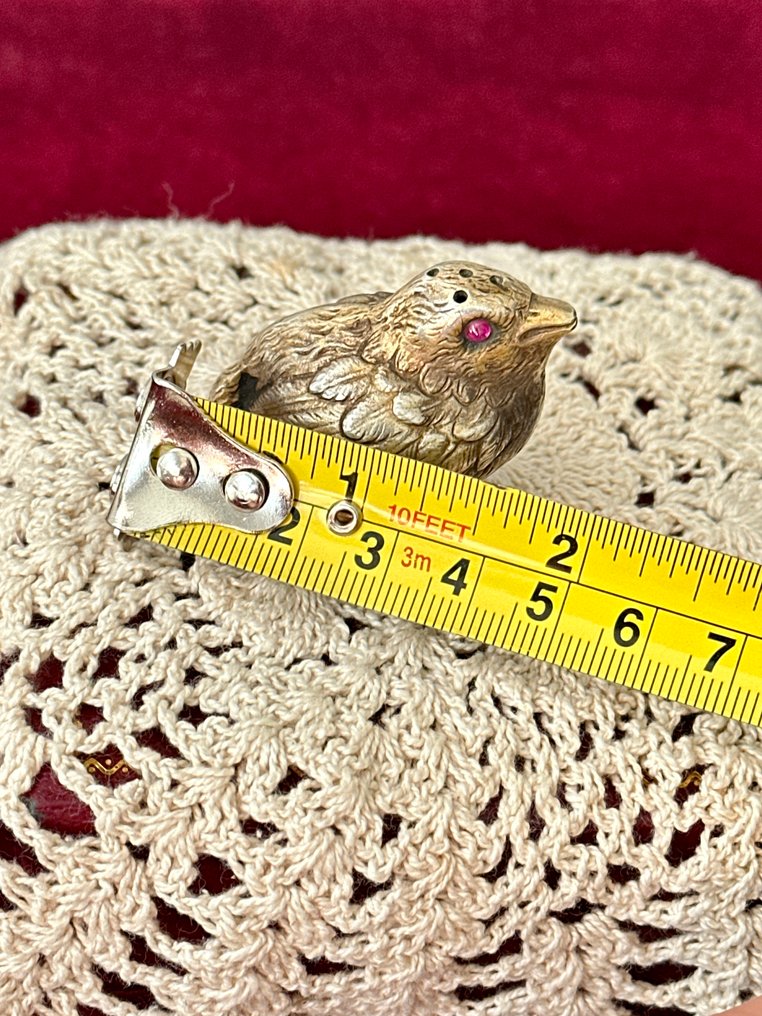 Pojemnik na przyprawy - Vermeil (grubo złocone), Srebro pr. 800 - Soliarka lub pieprzniczka, oczy rubinowe, kształt łabędzia. #2.1