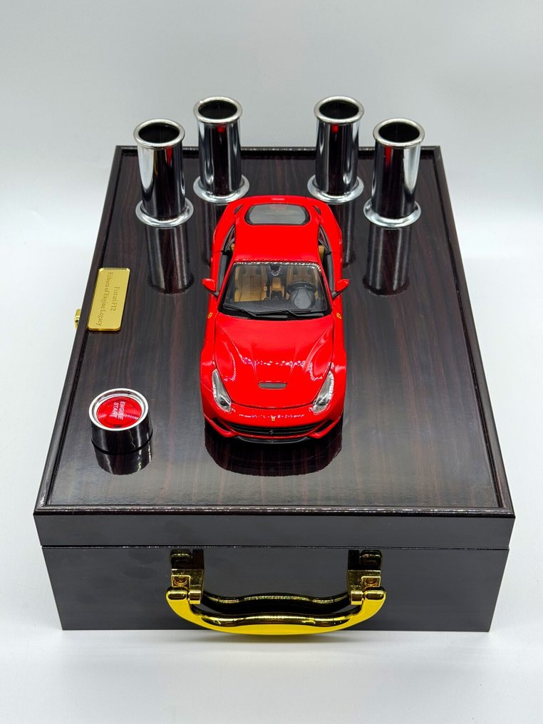 1:24 - Modelsportsvogn - Ferrari F12 Berlinetta Pure Sound – Professionally Recorded & Integrated into a Model Display - Begrænset Udgave – Autentiske 32-bit Ferrari F140FC 6.3L V12 optagelser – Individuelt nummereret #3.2