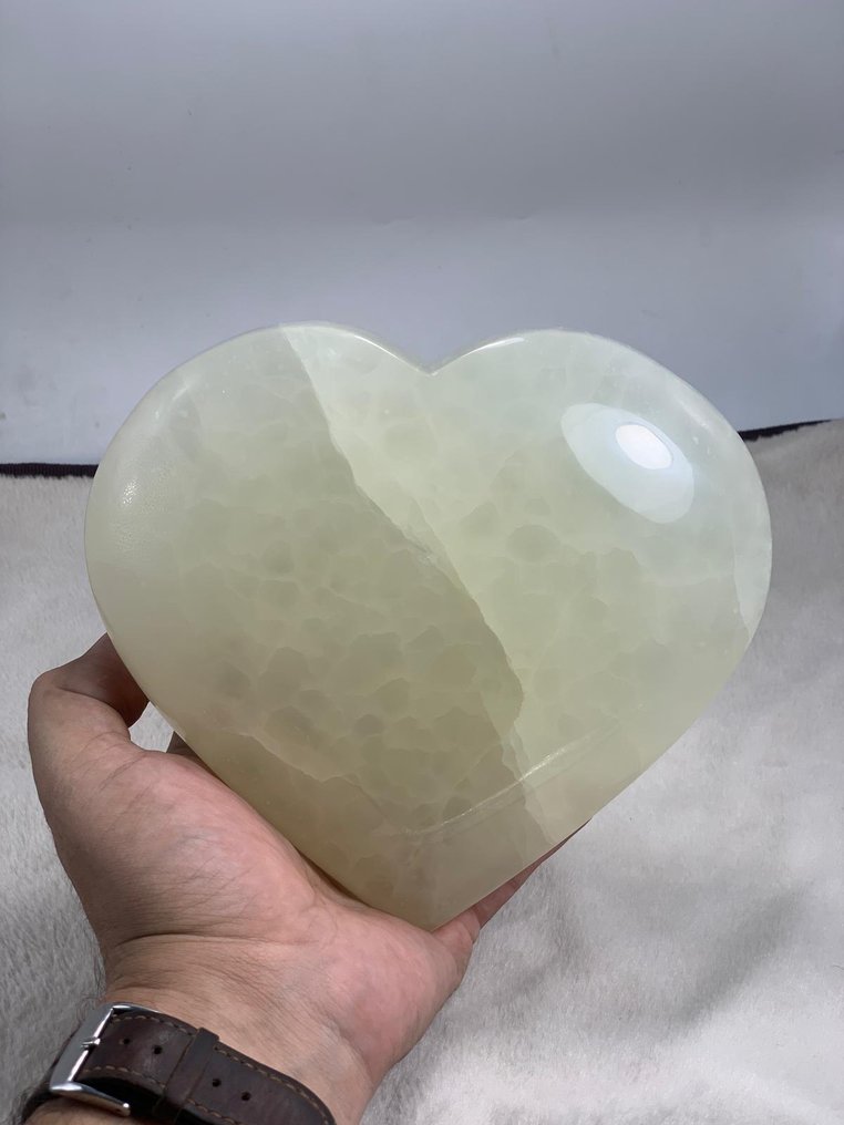 Silky Calcite Large Hand Polished Heart - Height: 16 cm - Width: 17 cm- 2250 g - (1) #1.0