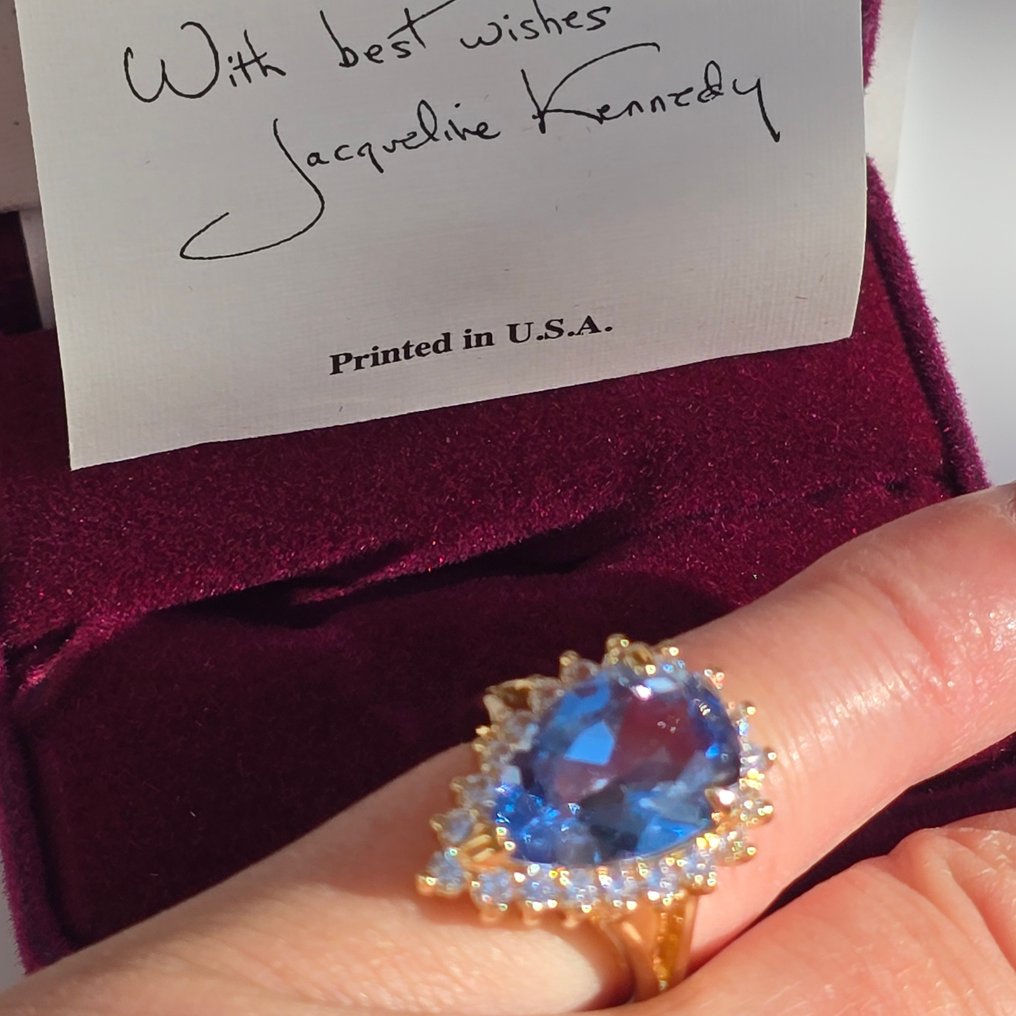 Camrose & Kross - 大型蓝色水晶黄玉，遗憾的是，Jacky在JFK去世后收到了这枚戒指。 - 戒指 #1.0