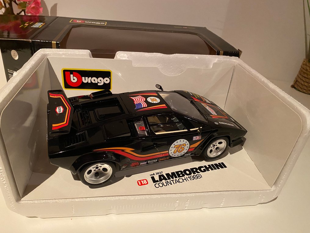 Bburago 1:18 - Model car - Lamborghini Countach (1988) #1.0