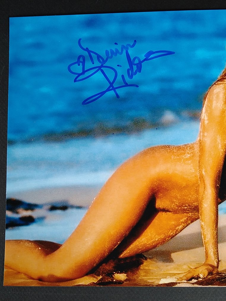 James Bond 007: The World is Not Enough - Denise Richards "Dr. Christmas Jones" - Signed photo with COA #1.0