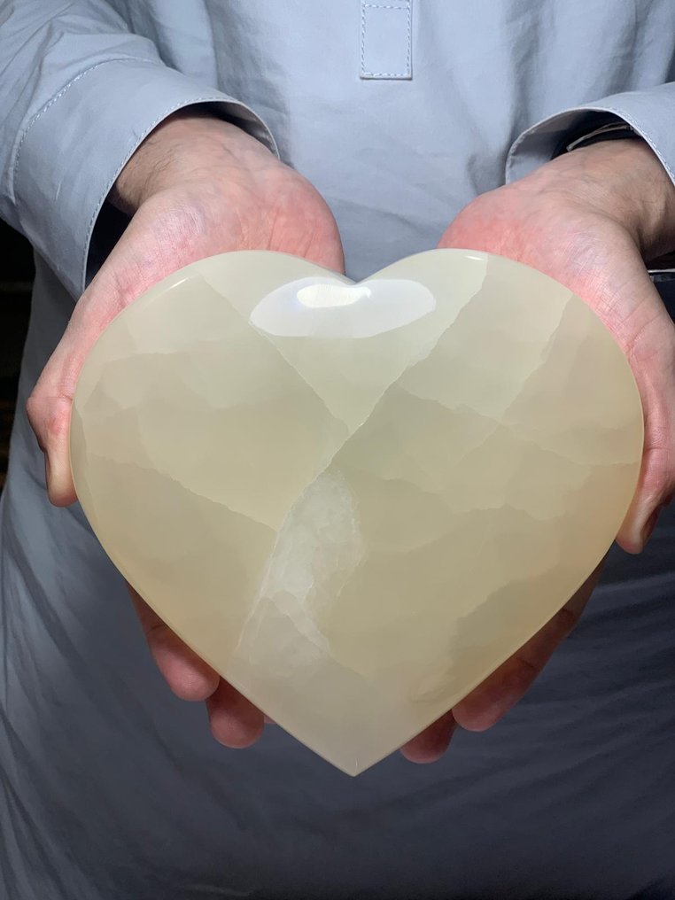 Silky Calcite Large Hand Polished Heart - Height: 16 cm - Width: 17 cm- 2250 g - (1) #3.2