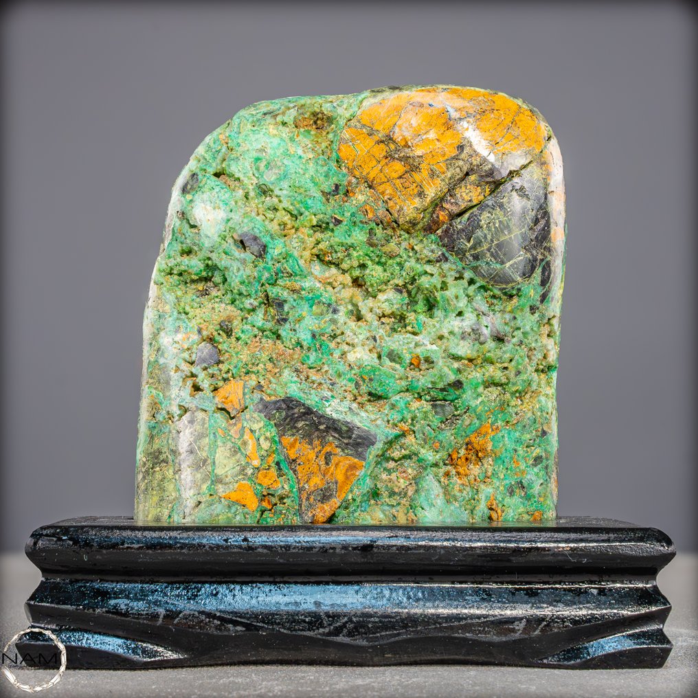 Φυσικό χρυσοπράς ελεύθερου σχήματος. από την Ινδονησία σε ξύλινο σταντ.- 927.85 g #2.1