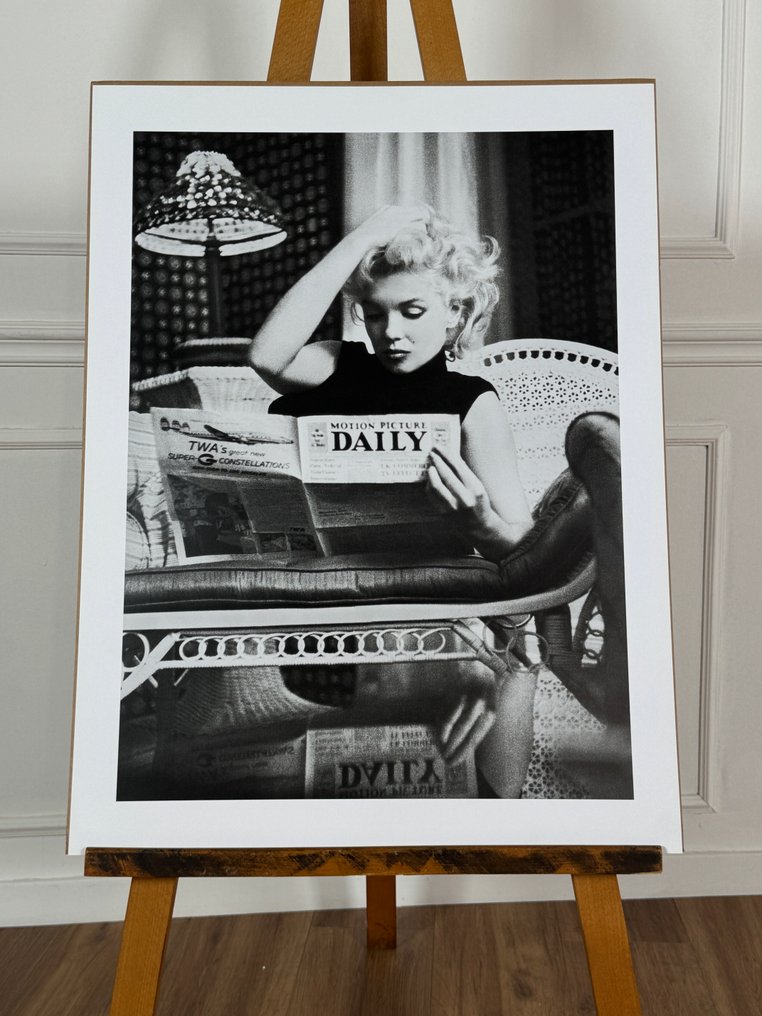 Sam Shaw - Marilyn Monroe legge il “Motion Picture Daily” #2.1