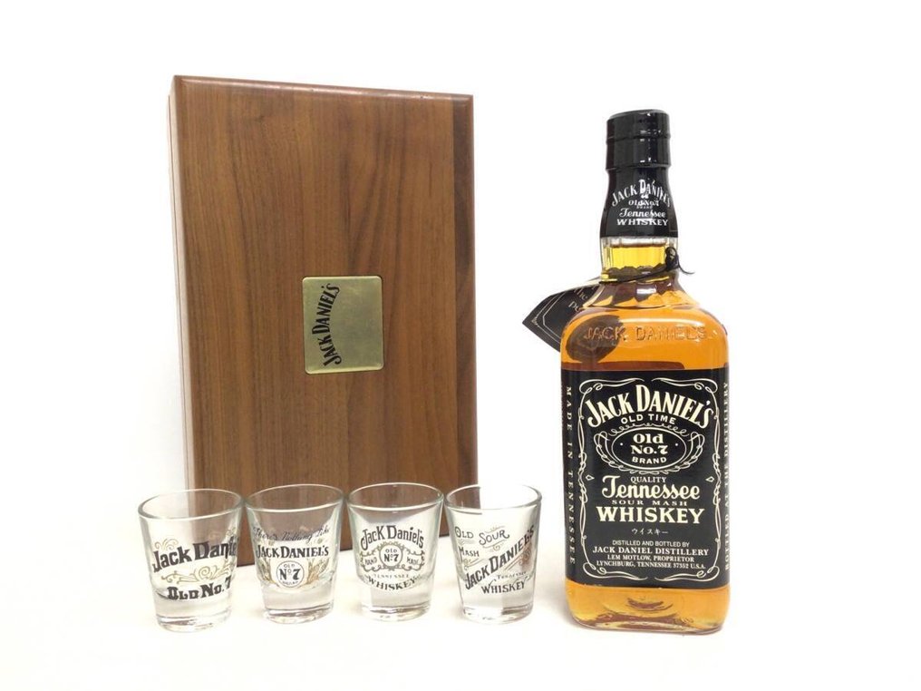 Jack Daniel's Old No 7 with set of glasses - Japanese label - wooden box  - b. Δεκαετία του 1990 - 750ml #1.0