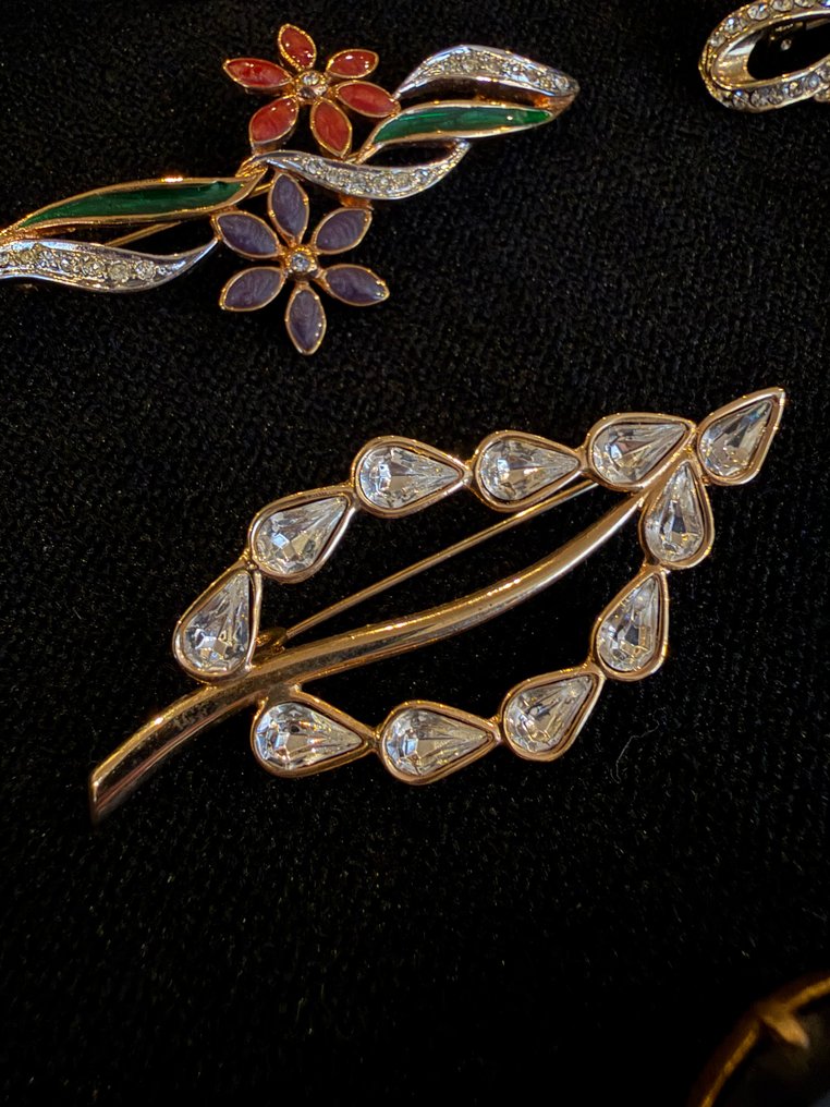 Σπάνια συλλογή από 8 vintage καρφίτσες – Ρινοστούν, σμάλτο και μέταλλο σε χρυσό τόνο – Κομψά σχέδια - Καρφίτσα #2.1