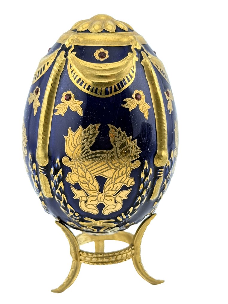 Fabergé egg - Imperial Jeweled Egg fremhevet med 24-karat gull og utstyrt med små edelstener. - Porselen, Gullbelagt #1.0