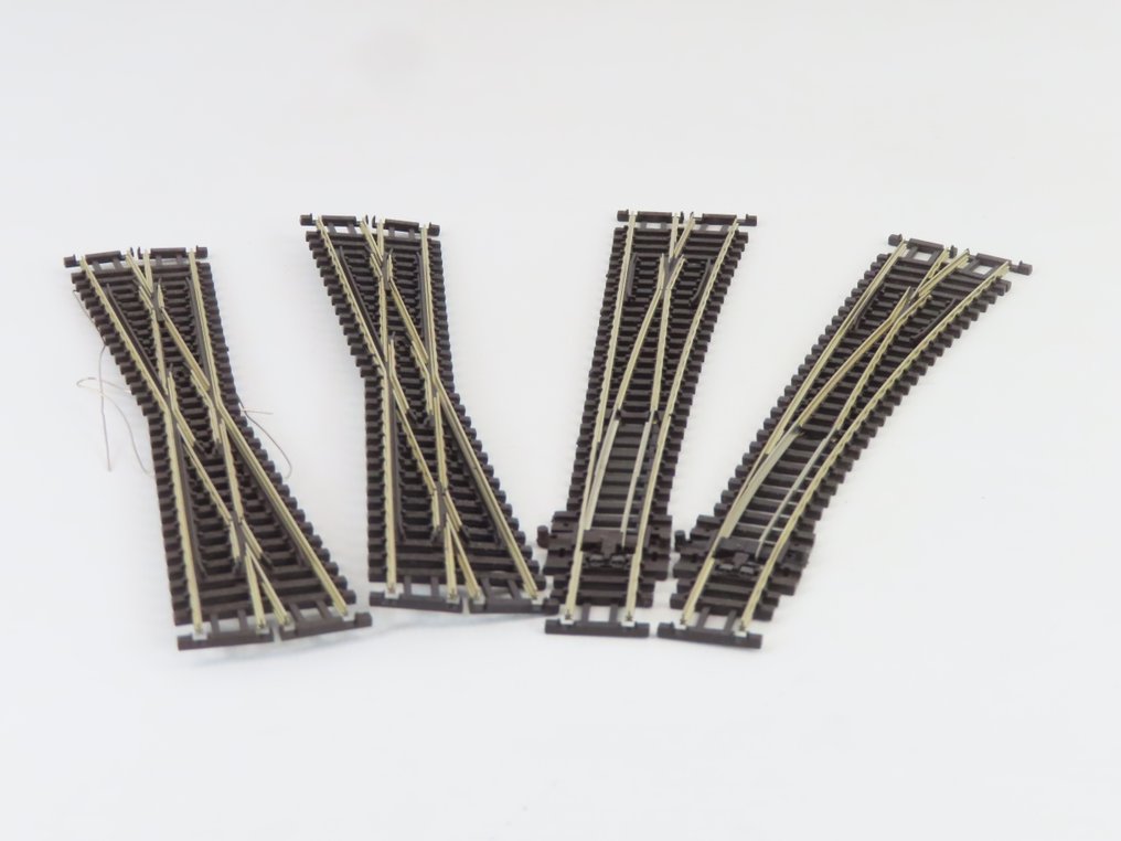 Peco N轨 - SL E386F/SL E388F/SL E394F - 模型火车车轨 (4) - 四节轨道枕木，配有直线和弯曲的手动道岔，右侧以及细长的交叉。 #1.0