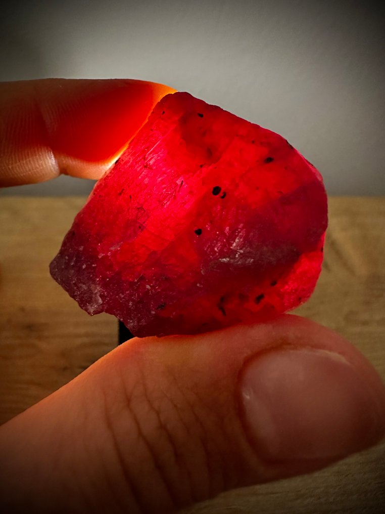 Ruby 真正的宝石！令人惊叹的123.50克拉莫桑比克巨大血红宝石。宏伟的水晶。天然，百分百特别。 - 高度: 38 mm - 闊度: 31 mm- 24.7 g #1.0