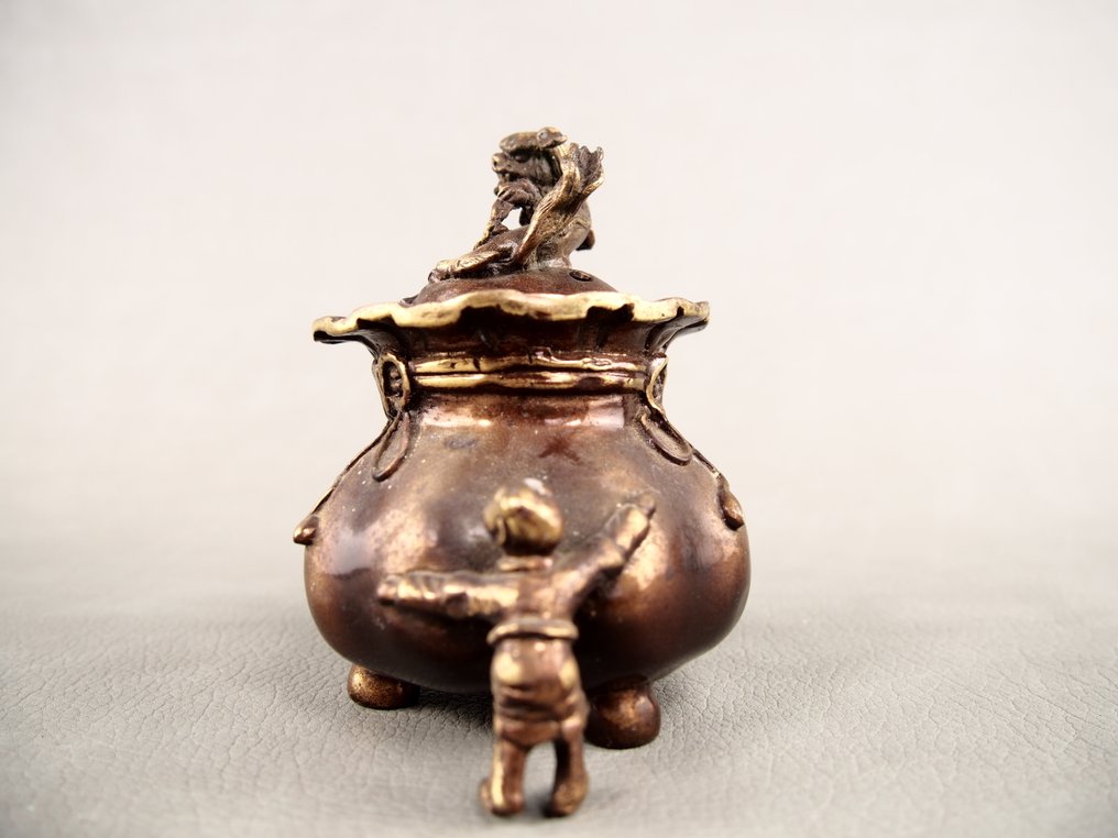 Mark in the Xuande years of the Great Ming 大明宣徳年製 - 香炉 - Incense burner carved with a lion and child - 黄铜色 #2.1