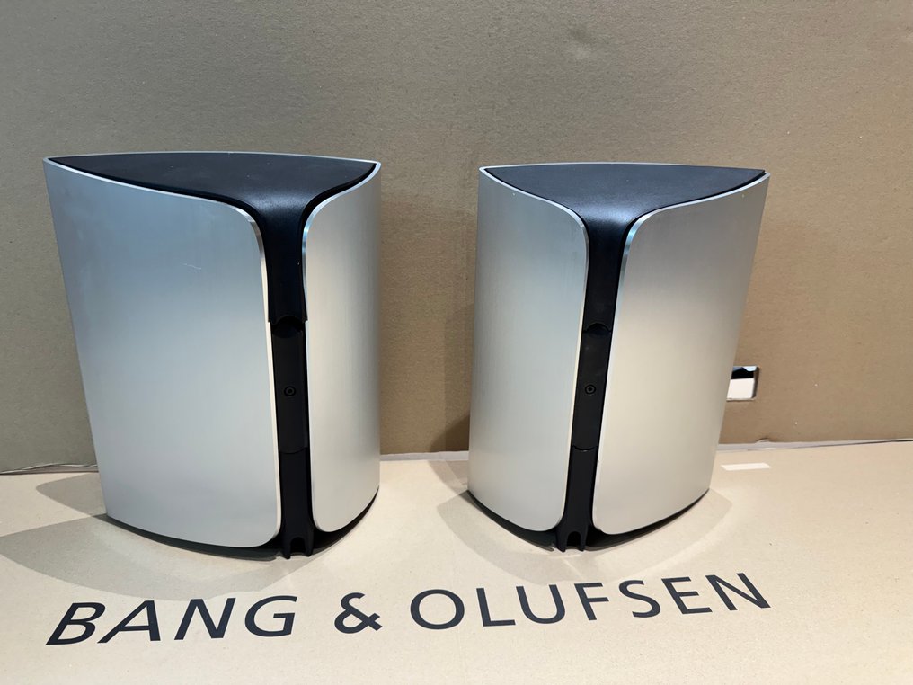 Bang & Olufsen - Boxe active puternice Beolab 17 cu tehnologie wireless WISA și grilaj rar proiectat. Set difuzor #2.1