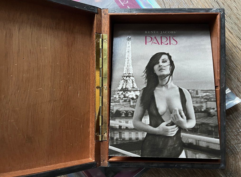 Signed; Renée Jacobs - PARIS (ex n°317/500) + 1 box of 16 signed prints & 2 invitation cards - 2021 #1.0