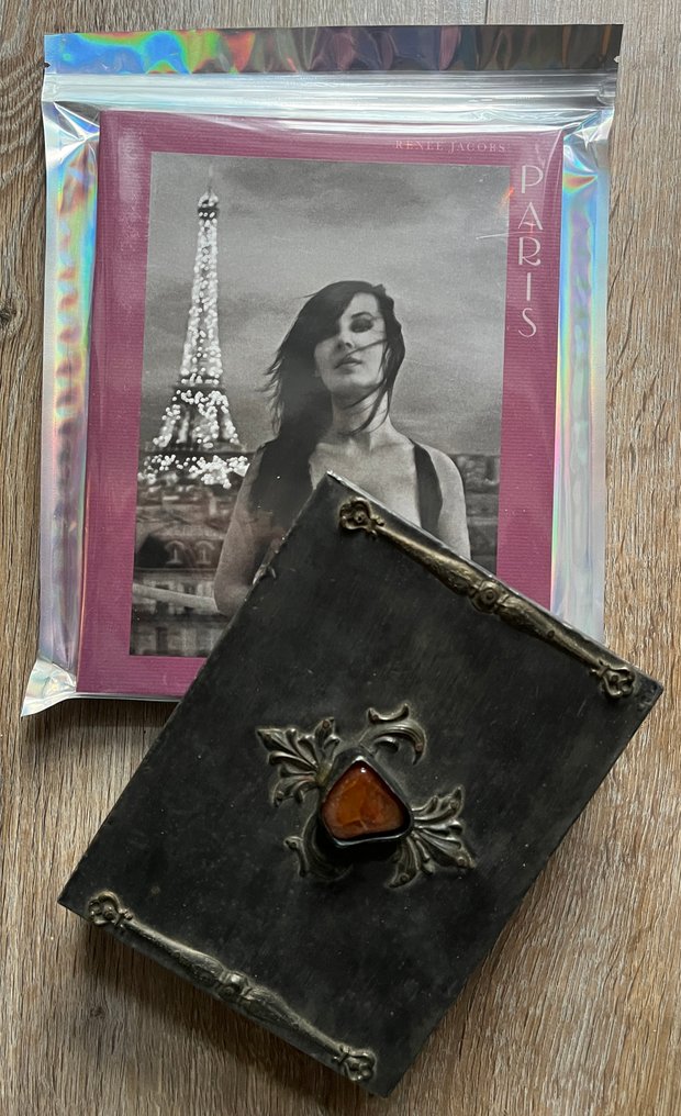 Signed; Renée Jacobs - PARIS (ex n°317/500) + 1 box of 16 signed prints & 2 invitation cards - 2021 #1.0