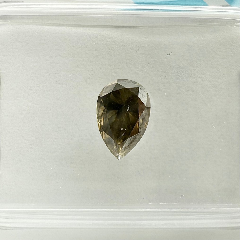 χωρίς τιμή ασφαλείας - 1 pcs Διαμάντι  (Φυσικού χρώματος)  - 0.63 ct - Αχλάδι - Fancy deep Πρασινωπό, Γκριζωπό Κίτρινο - SI2 - International Gemological Institute (IGI) #1.0