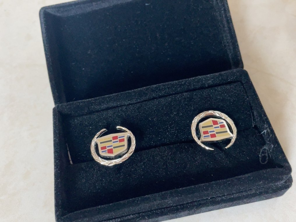 Cadillac - POS (obiect publicitar punct de vânzare) - Butoni pentru cămașă Cadillac #4.3