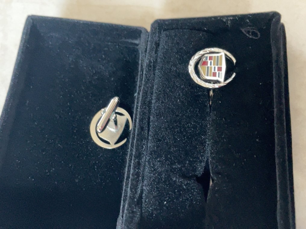 Cadillac - POS (obiect publicitar punct de vânzare) - Butoni pentru cămașă Cadillac #3.2