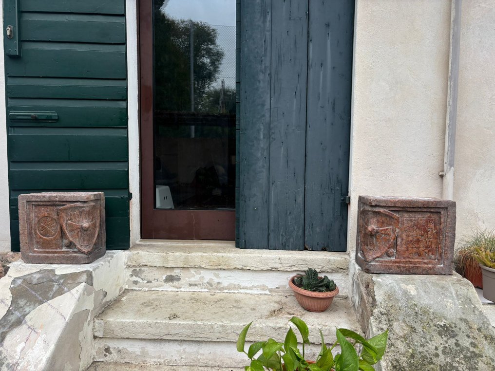 Ornamento arquitetónico - 2 pietre d'angolo o pezzi di pilastri d'entrata di portone in rosso Verona - século XX #3.2