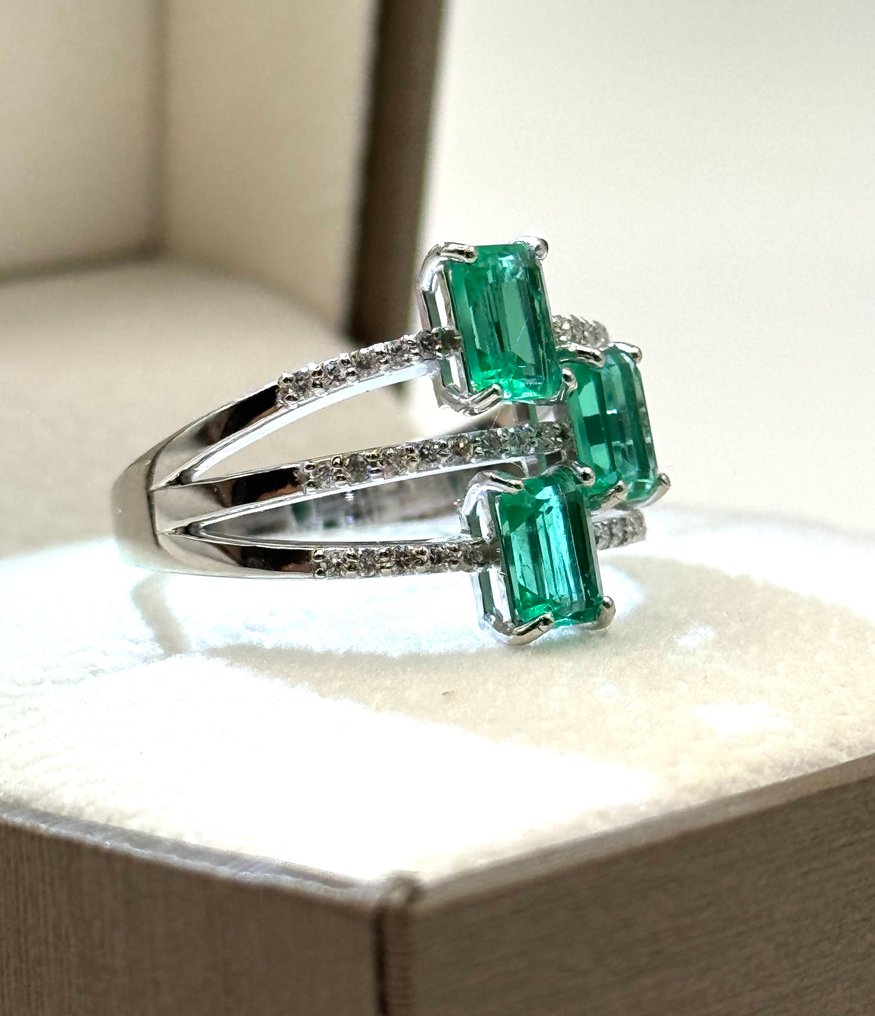 Ring - 18 karat Hvitt gull - 2.20ct. tw. Smaragd - Diamant #1.0