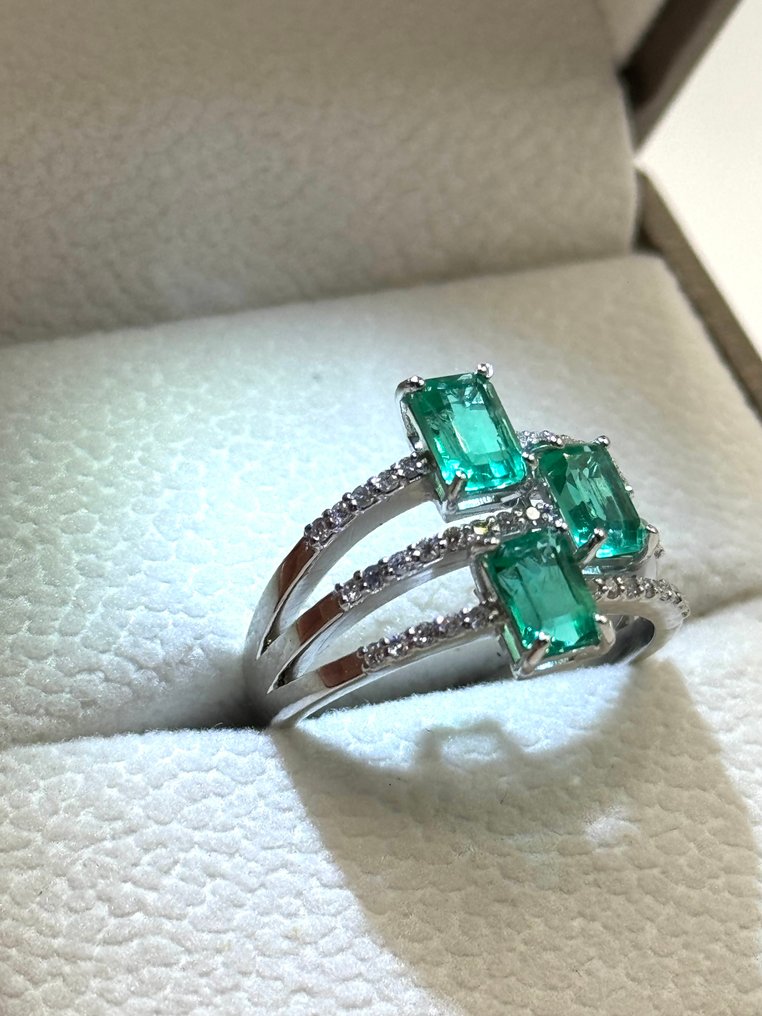 Ring - 18 karat Hvitt gull - 2.20ct. tw. Smaragd - Diamant #3.2