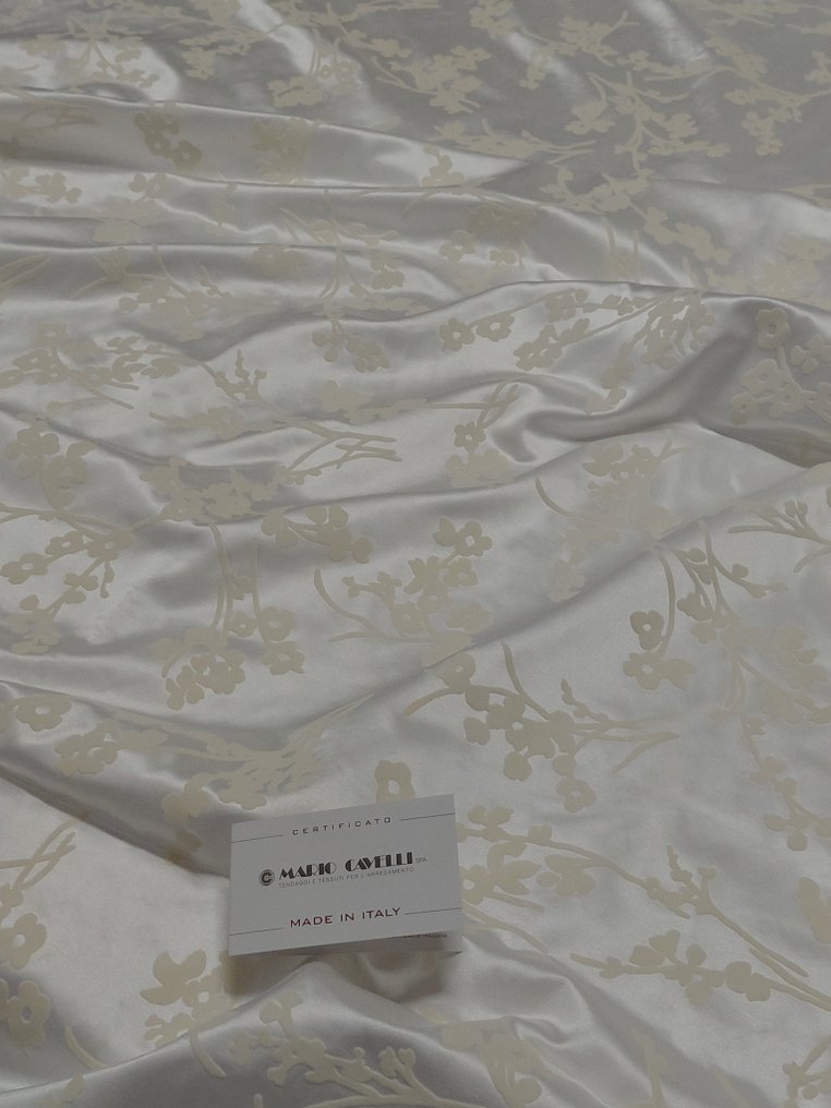 Riflessi di Seta – La poesia del floreale by Mario Cavelli - Ύφασμα ταπετσαρίας  - 680 cm - 300 cm #1.0