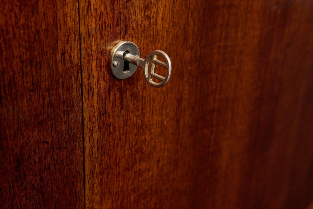 Ferenc Fürst, master carpenter - Prof. Gyula Kaesz - Mobiletto da buffet (2) - Completamente restaurato - Mogano, impiallacciatura, Legno di pino - Sideboard-Buffet anni '40 #3.2