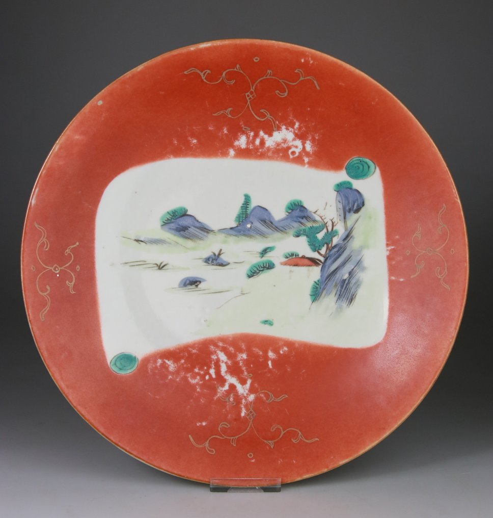 Πιάτο από πορσελάνη με γυαλιστερό σμάλτο και οικογενειακό πράσινο - Μάρκα Qianlong - Κόκκινο σίδερο - Πορσελάνη - Κίνα - 19ος αιώνας #1.0