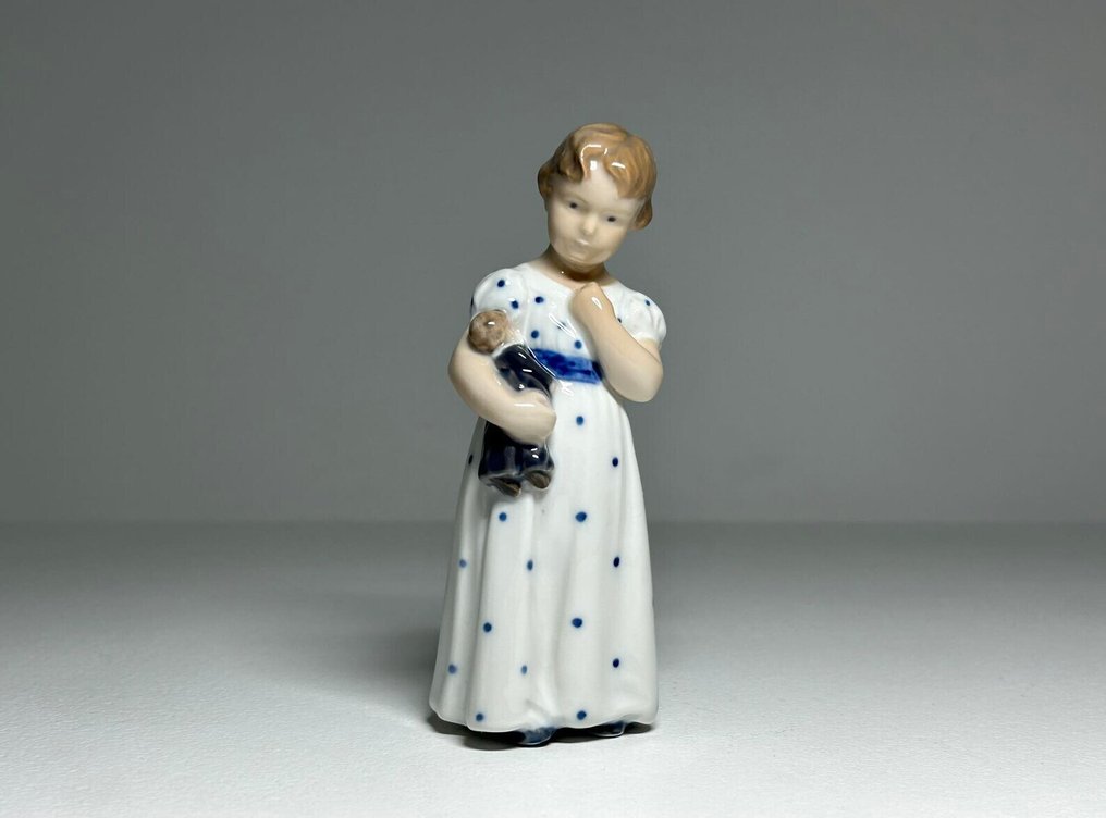 Royal Copenhagen - Szobrocska - Girl with Doll #3539 - Porcelán #1.0