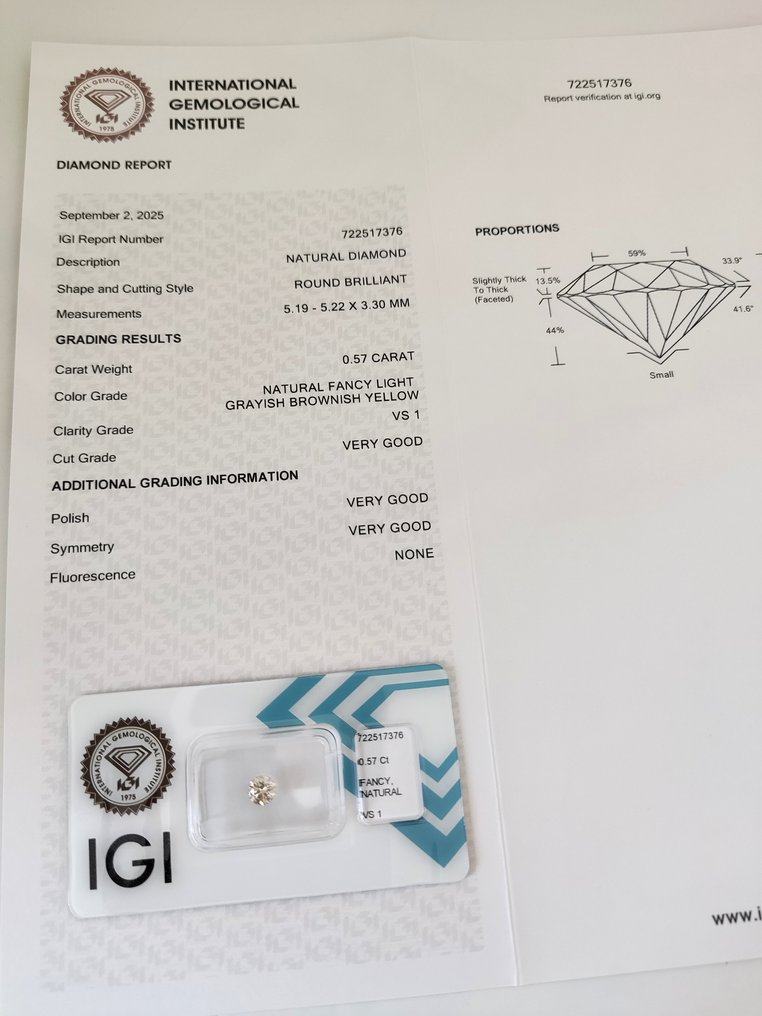 没有保留价 - 1 pcs 钻石 (天然色彩的) - 0.57 ct - 圆形 - Fancy light 稍帶灰色的, 稍帶棕色的 黄色 - VS1 轻微内含一级 - 国际宝石研究院(IGI) #3.2