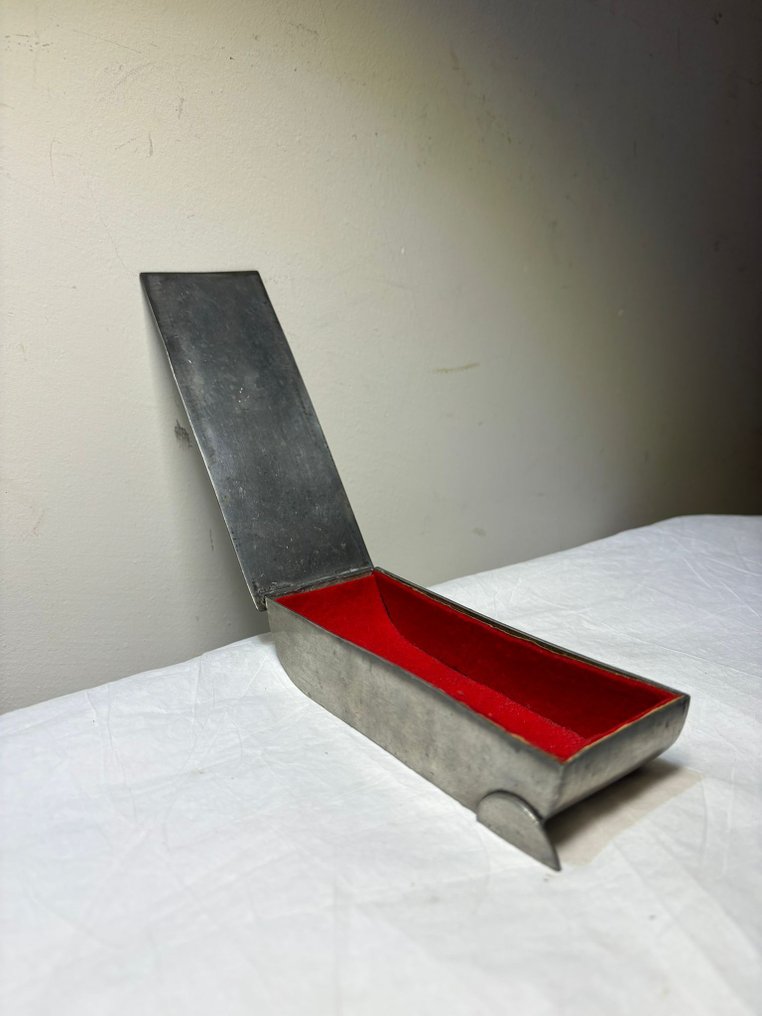 Box - Silver-colored Art Deco box with a geometric design, circa 1920. - Metal #1.0