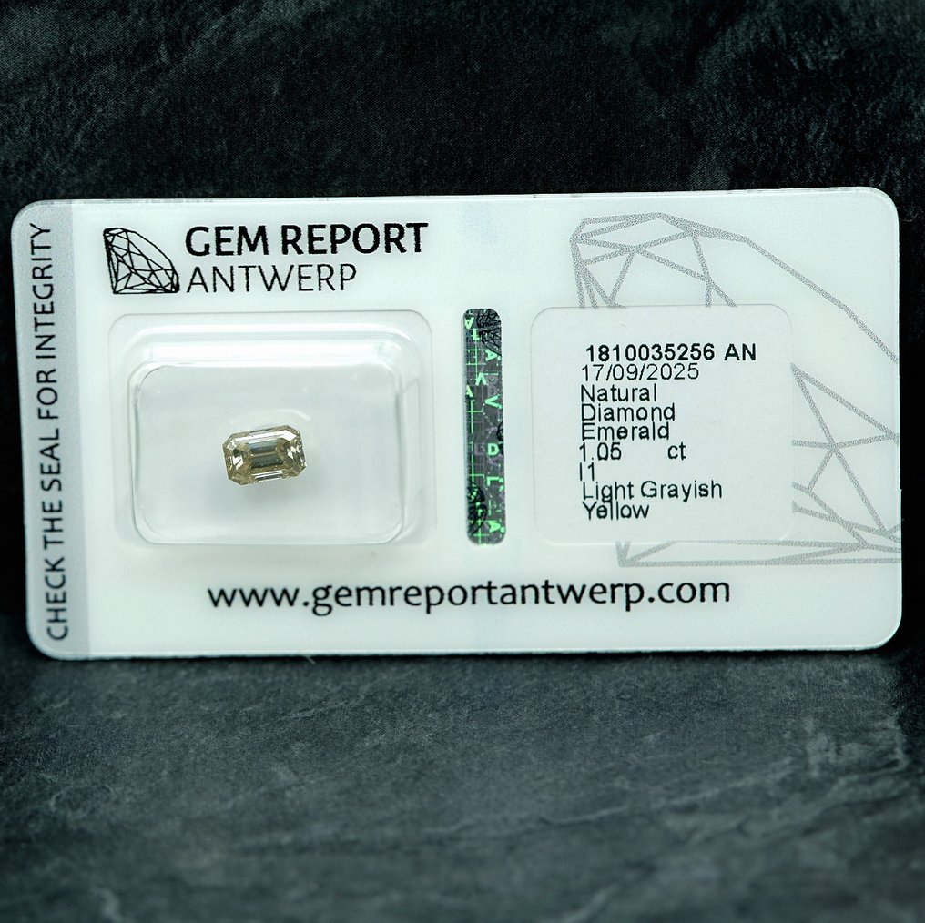 1 pcs Timantti  (Luonnonvärinen)  - 1.05 ct - Smaragdi - Light Harmahtava Keltainen - I1 - Jalokivitodistus, Antwerpen (GRA) #3.2