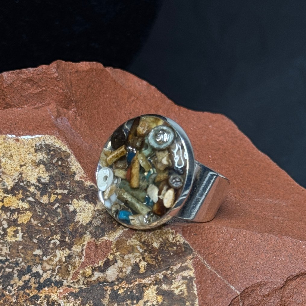 古埃及 陶瓷珠子镶嵌在现代可调节戒指中  (没有保留价) #3.2