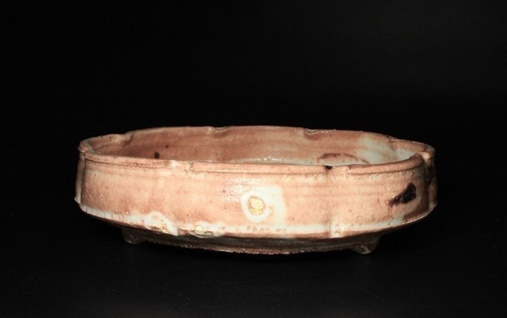 Large Shino Bowl with Scalloped Rim - Magnificent Display Piece - Ceramic - 山田和 Yamada Kazu (1954-) - Japan - 1900-2000 #1.0