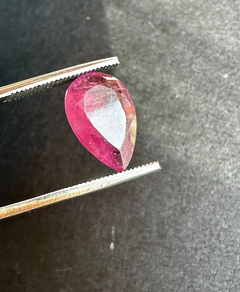 Ruby 真正的宝石！令人惊叹的透明粉色切面红宝石。天然4.00克拉，来自特别收藏。 - 高度: 12 mm - 闊度: 9 mm- 0.8 g #1.0