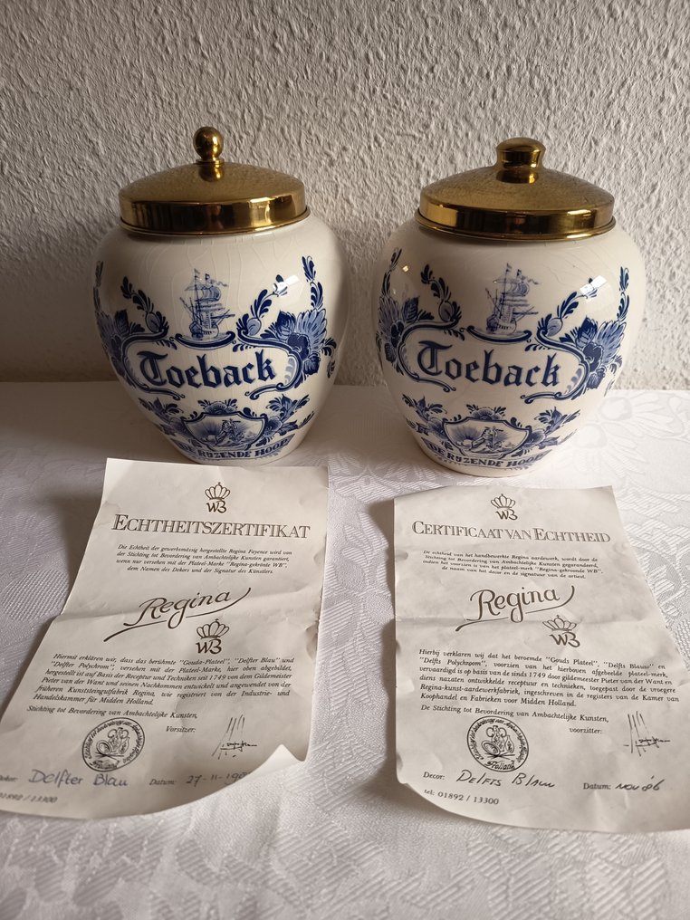 zwei gleiche Tabaksdosen -  Zwei Regina Fayence-Gefäße „Delfter Blau“ mit Echtheitszertifikat - No reserve price - Tobacco box (2) - Ceramic #1.0