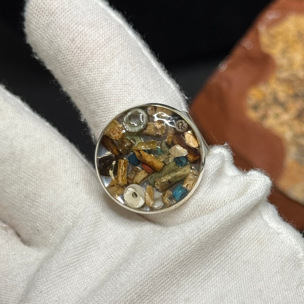 古埃及 陶瓷珠子镶嵌在现代可调节戒指中  (没有保留价) #2.1