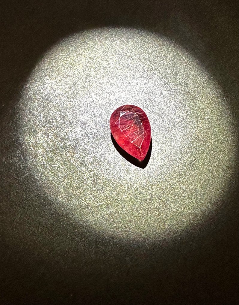 Ruby 真正的宝石！令人惊叹的透明粉色切面红宝石。天然4.00克拉，来自特别收藏。 - 高度: 12 mm - 闊度: 9 mm- 0.8 g #3.2