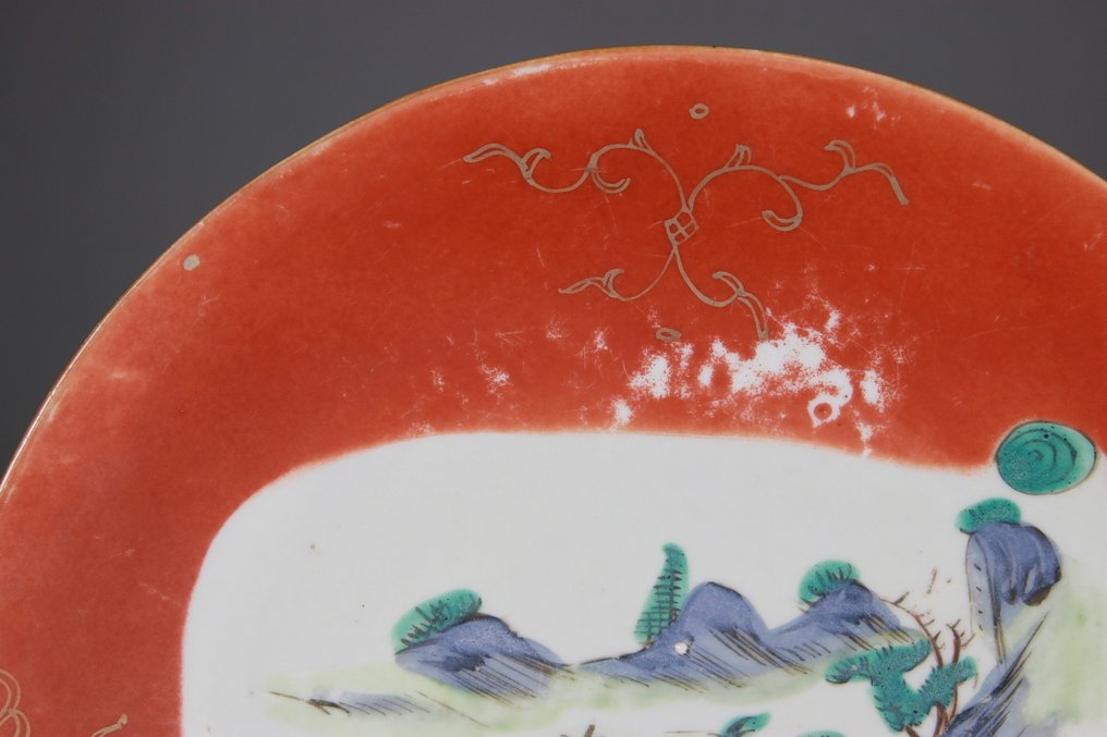 Πιάτο από πορσελάνη με γυαλιστερό σμάλτο και οικογενειακό πράσινο - Μάρκα Qianlong - Κόκκινο σίδερο - Πορσελάνη - Κίνα - 19ος αιώνας #2.1