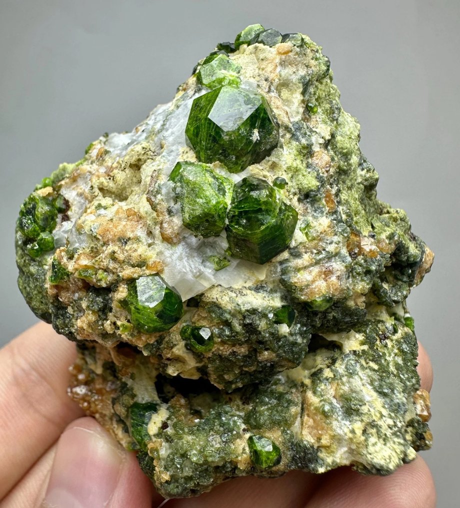 Granada Demantoide verde rara de alta qualidade, com término completo Cristal sob matriz- 138 g - (1) #4.3