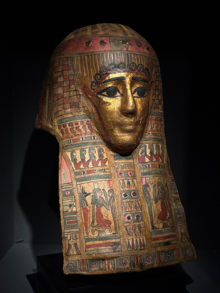 Altägyptisch Leinen, Stuck und Pigmente Begräbnisumhüllung einer Frau. Ptolemäische Zeit 332–30 v. Chr. Höhe 47 cm. #2.1