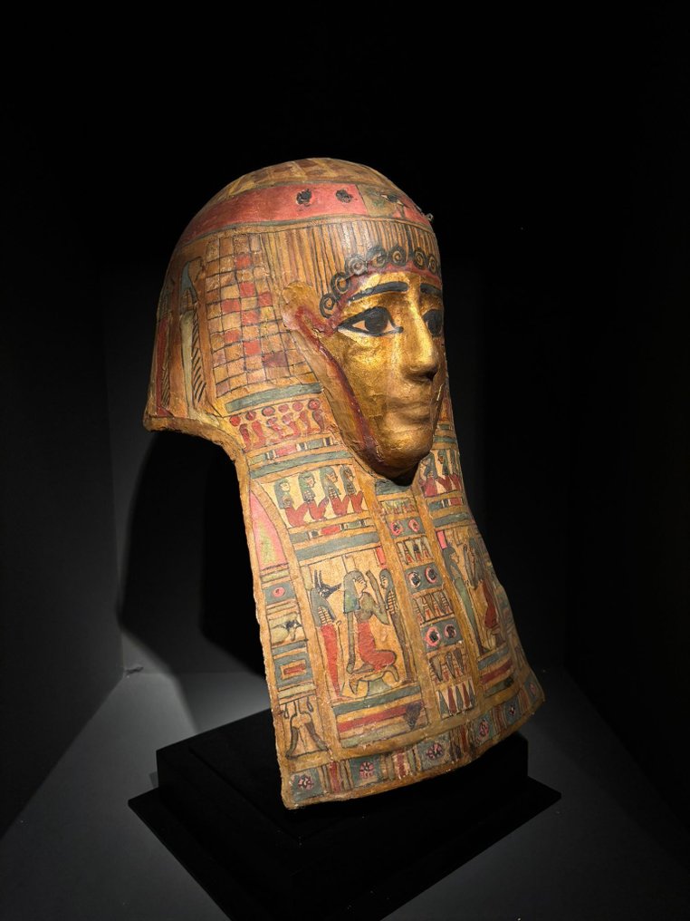 Altägyptisch Leinen, Stuck und Pigmente Begräbnisumhüllung einer Frau. Ptolemäische Zeit 332–30 v. Chr. Höhe 47 cm. #3.2